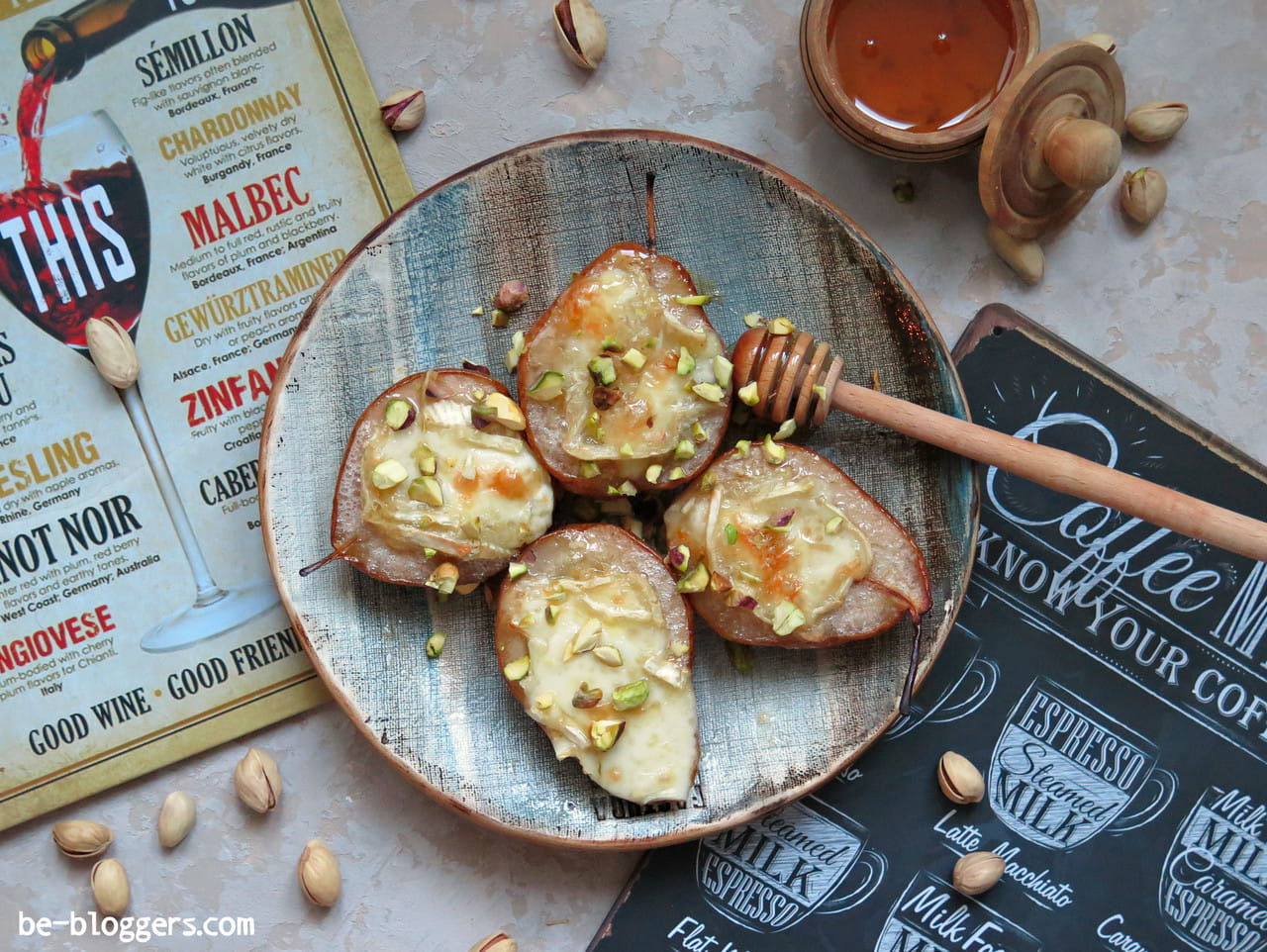 Груша с дор блю. Дор блю с грушей и медом. Груша запеченная с сыром бри. Десерты с сыром бри. Груша с сыром дор блю запеченная.