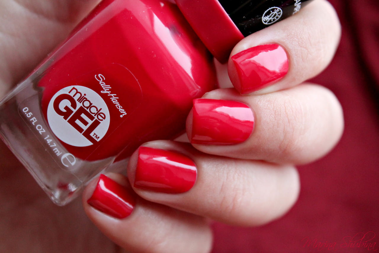 Сон красный лак. Гель-лак салли хансен красный. Класичний красный маникюр. Красные ногти маникюр. Красные ногти.